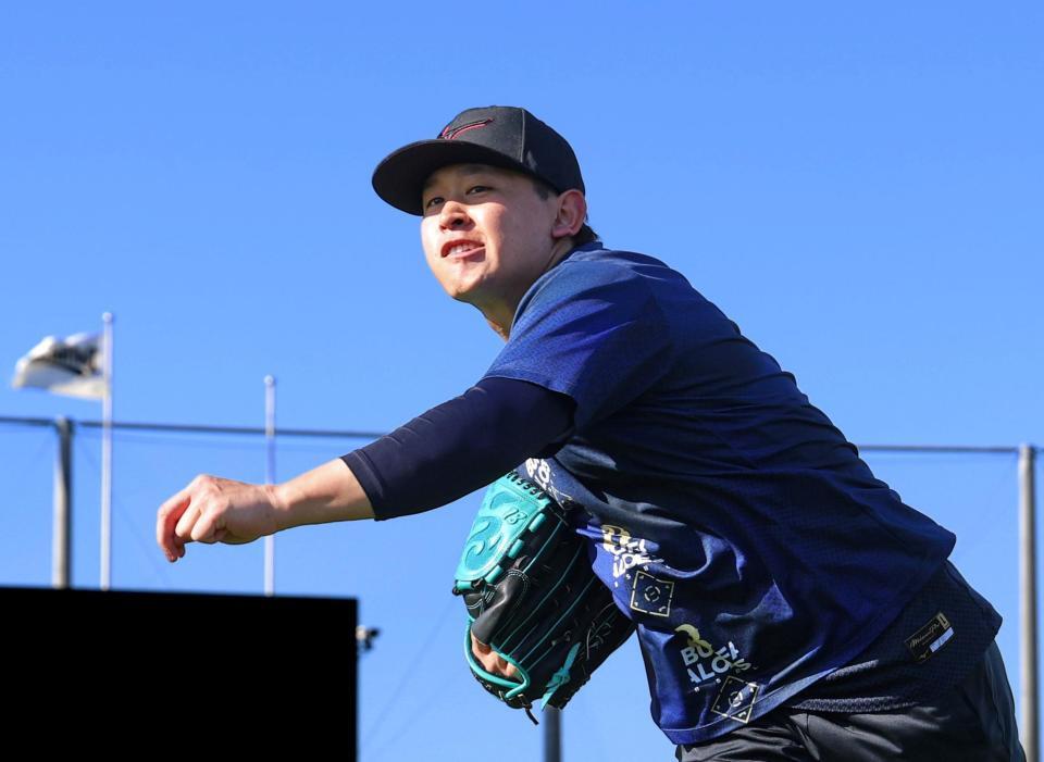 自主トレを公開しキャッチボールをして汗を流す宮城（撮影・立川洋一郎）