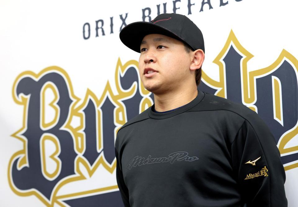 自主トレを公開して取材に応じる宮城（撮影・立川洋一郎）