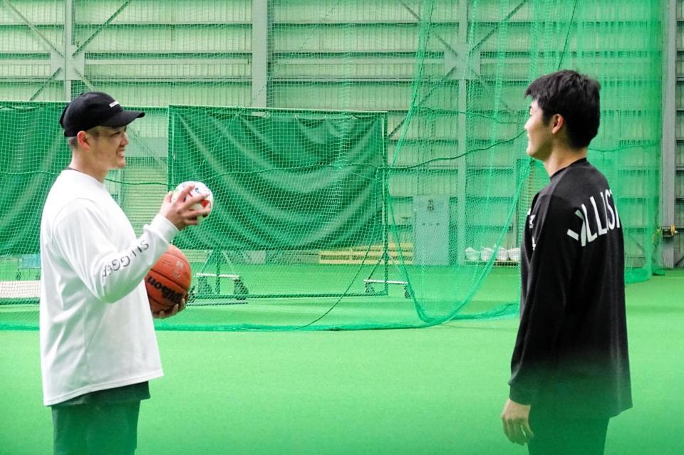 現役ドラフトで巨人から日本ハム入りした菊地（右）は桐蔭横浜大の先輩・斎藤にあいさつ