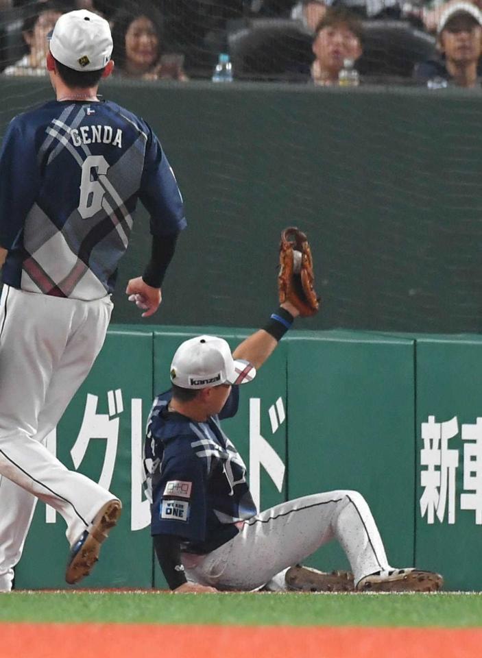 ポランコの三邪飛を好捕する西武・滝沢夏央＝２０２４年７月