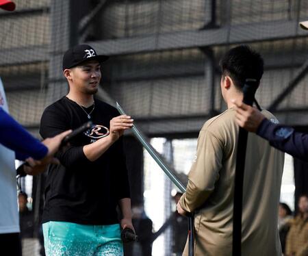 　牧（右）の居合練習刀を素手でつかむ井上