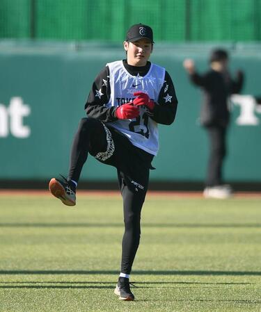 新人合同自主トレでアップをするドラフト１位・竹丸（撮影・開出牧）