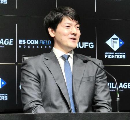 入団会見で質問に答える有原