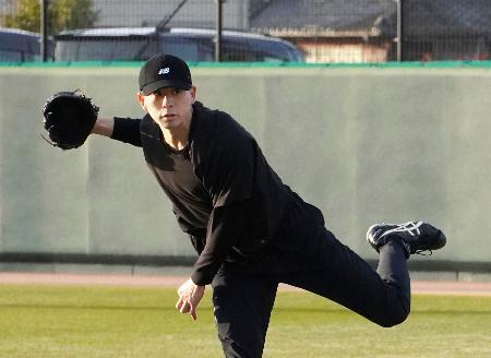 　キャッチボールするソフトバンク・大関＝福岡県筑後市