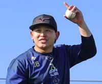 　青空の下、キャッチボールをして汗を流す宮城