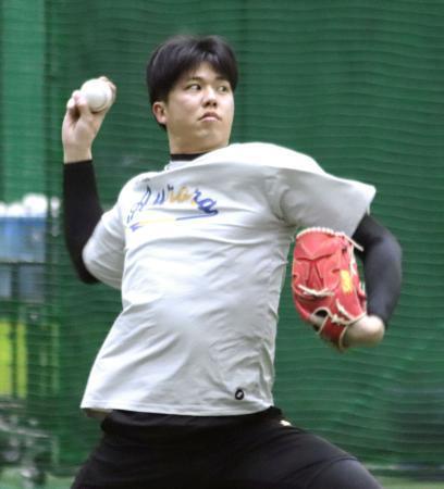 　練習を公開した阪神・才木＝兵庫県尼崎市