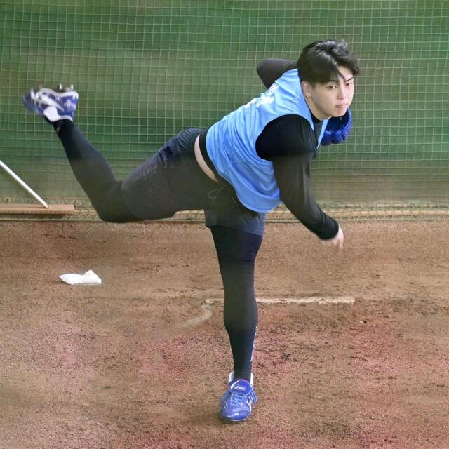 　ブルペンで投球する中西