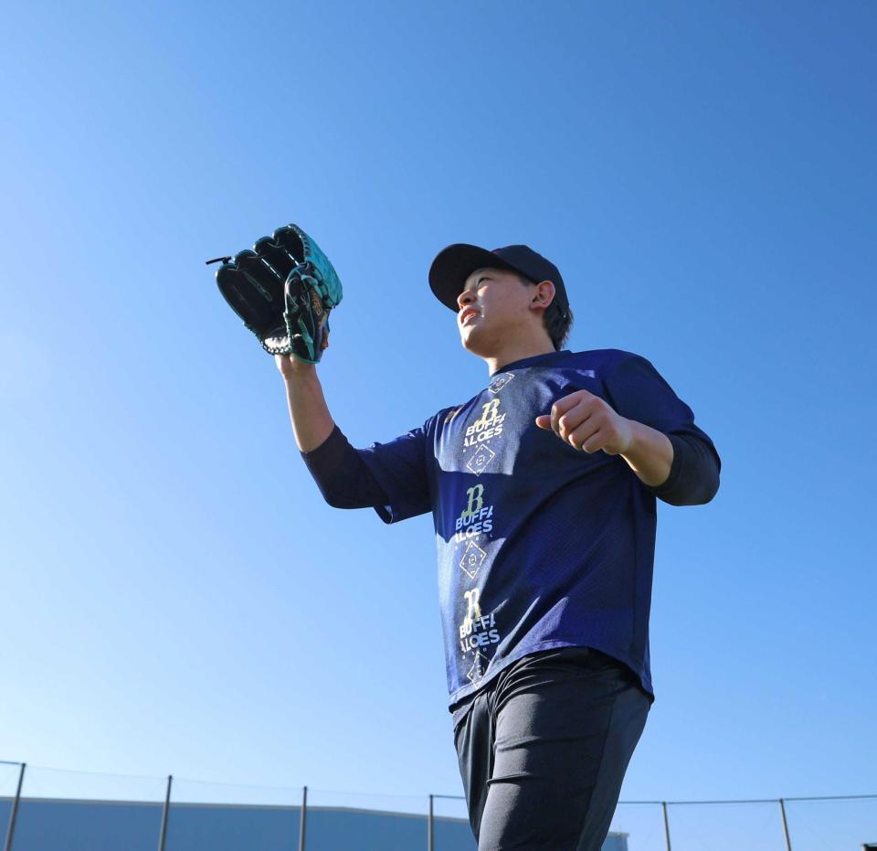 　青空の下、キャッチボールをして汗を流す宮城（撮影・立川洋一郎）