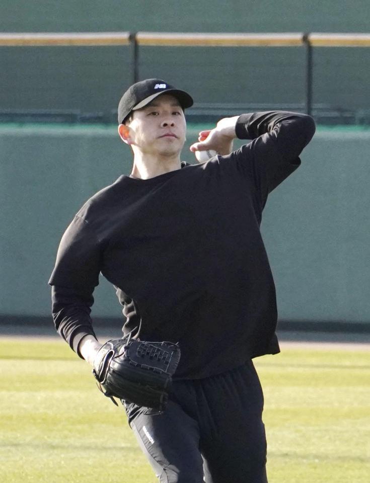 　キャッチボールする大関