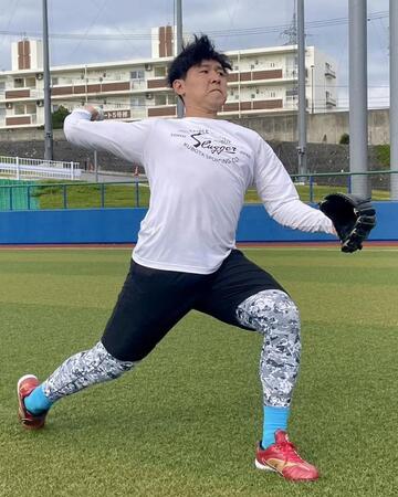 　沖縄県内で自主トレする西口（楽天野球団提供）