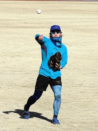 自主トレでキャッチボールする田宮