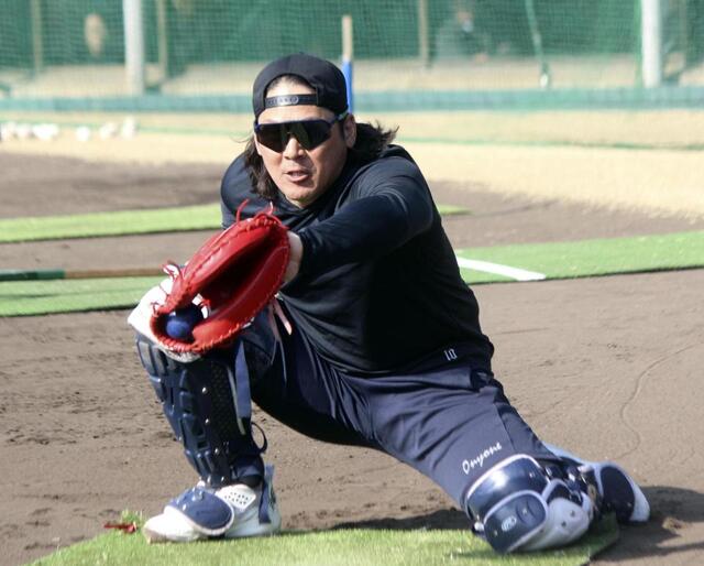 　捕球練習する甲斐