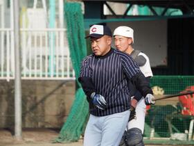 　ノックを打つ小坂監督