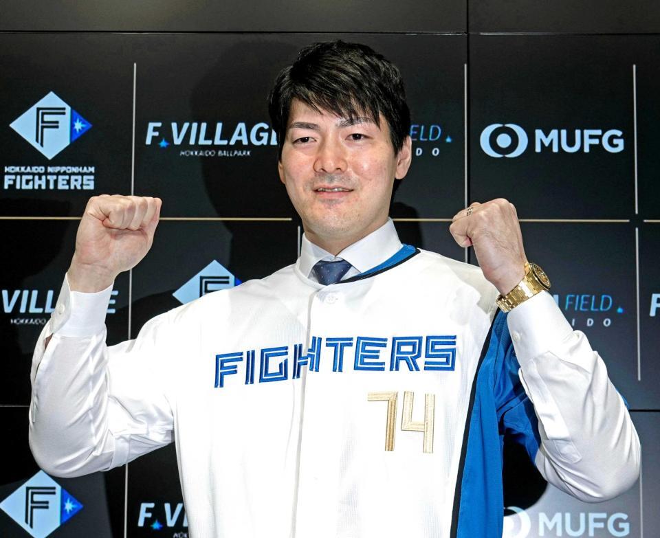 　入団会見でポーズをとる有原