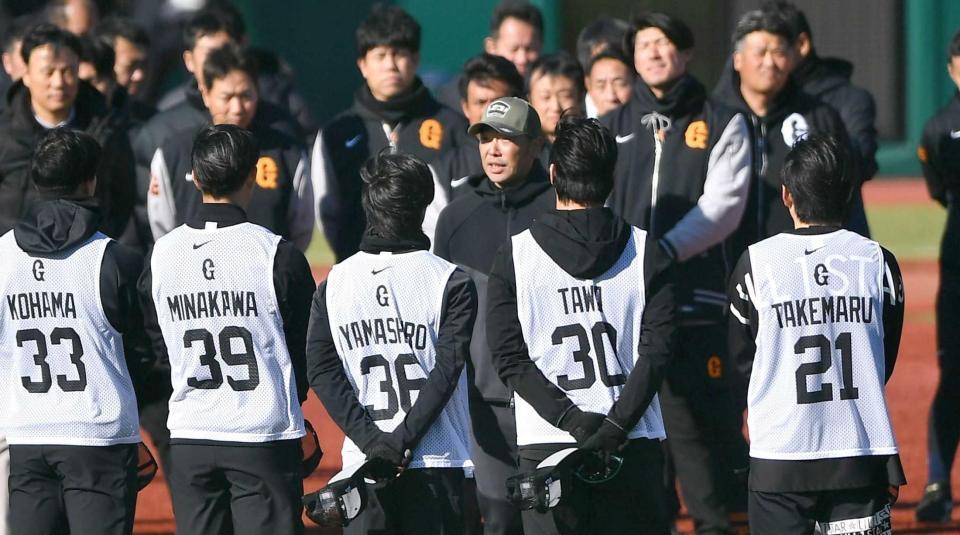 　新人を激励する阿部監督（中央）＝撮影・開出牧