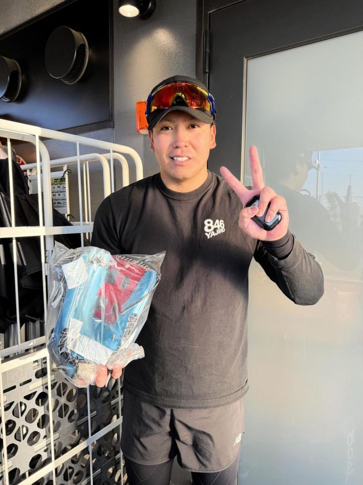 運命的な出会いを果たしたグラブを片手に持つ育成５位・知念