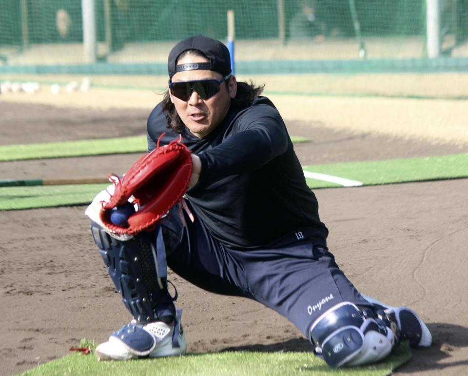 　捕球練習する甲斐