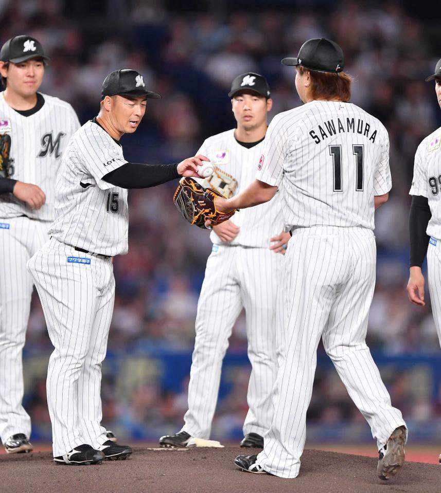 引退試合に先発し、２番手の沢村（１１）にボールを渡す美馬＝２０２５年９月３０日