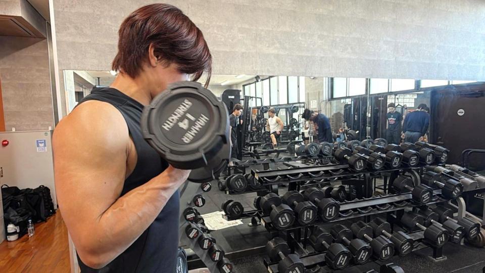 自主トレを公開した藤原（球団提供）