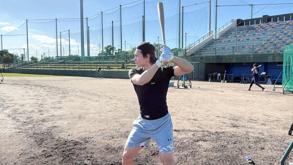 自主トレを公開したロッテの藤原（球団提供）