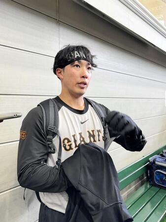 自主トレ後に取材に応じた赤星