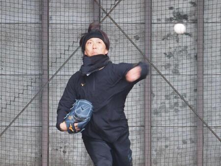 　ブルペンでピッチングする宮西