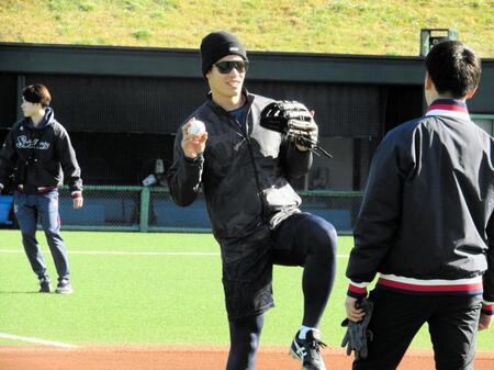 自主トレを行う塩見