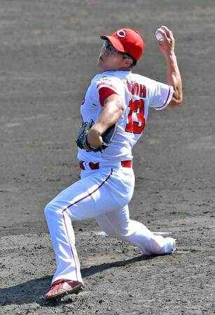 　力投する加藤拓也＝２０１８年