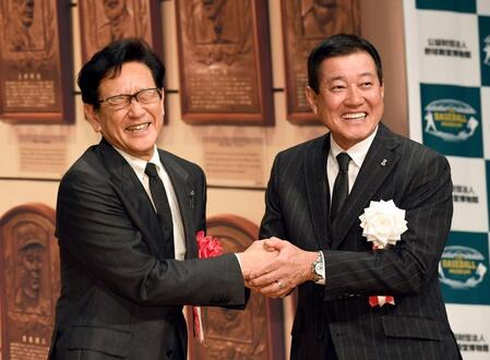 原辰徳氏（右）とがっちりと握手する栗山英樹氏（撮影・佐藤厚）