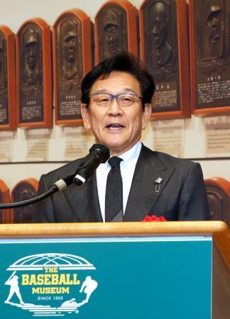 　野球殿堂入りし、あいさつする栗山英樹さん＝１５日、東京都内