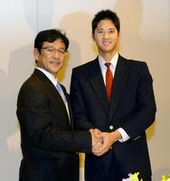 日本ハム入りを表明し、栗山英樹監督と笑顔で握手する花巻東・大谷翔平＝２０１２年