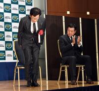 野球殿堂入りが決まった栗山英樹氏（左）に拍手を送る原辰徳氏（撮影・佐藤厚）