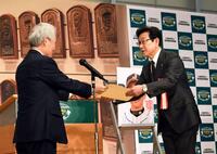 榊原定征野球殿堂博物館理事長（左）から野球殿堂入り通知書を授与される栗山英樹氏（撮影・佐藤厚）