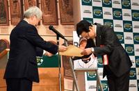 榊原定征野球殿堂博物館理事長（左）から野球殿堂入り通知書を授与される栗山英樹氏（撮影・佐藤厚）