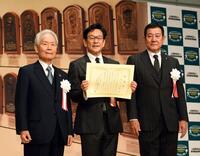 野球殿堂入り通知書を手に笑顔を見せる栗山英樹氏（中央）と榊原定征野球殿堂博物館理事長（左）、原辰徳氏（右）＝撮影・佐藤厚