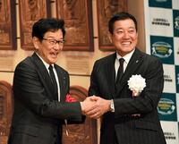 原辰徳氏（右）とがっちりと握手する栗山英樹氏（撮影・佐藤厚）