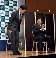 野球殿堂入りが決まった栗山英樹氏（左）に拍手を送る原辰徳氏（撮影・佐藤厚）