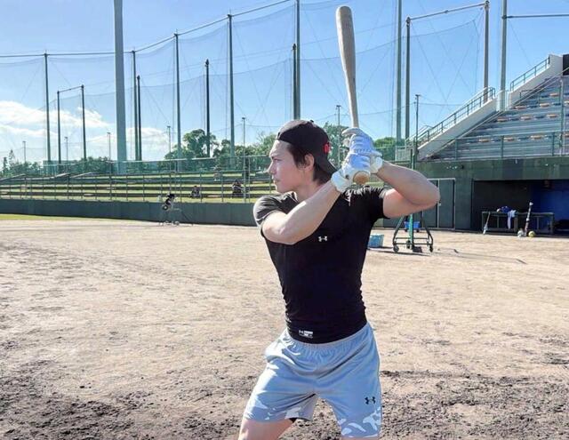 　自主トレを公開した藤原（球団提供）