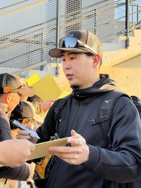 　新人合同自主トレ後、ファンにサインを書く小浜