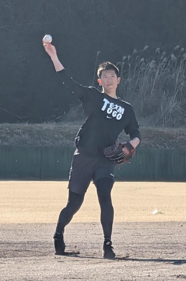 　キャッチボールをする戸郷