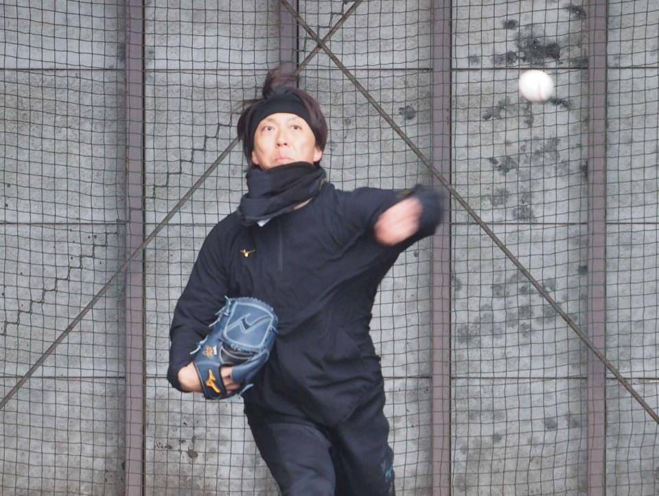 　ブルペンでピッチングする宮西