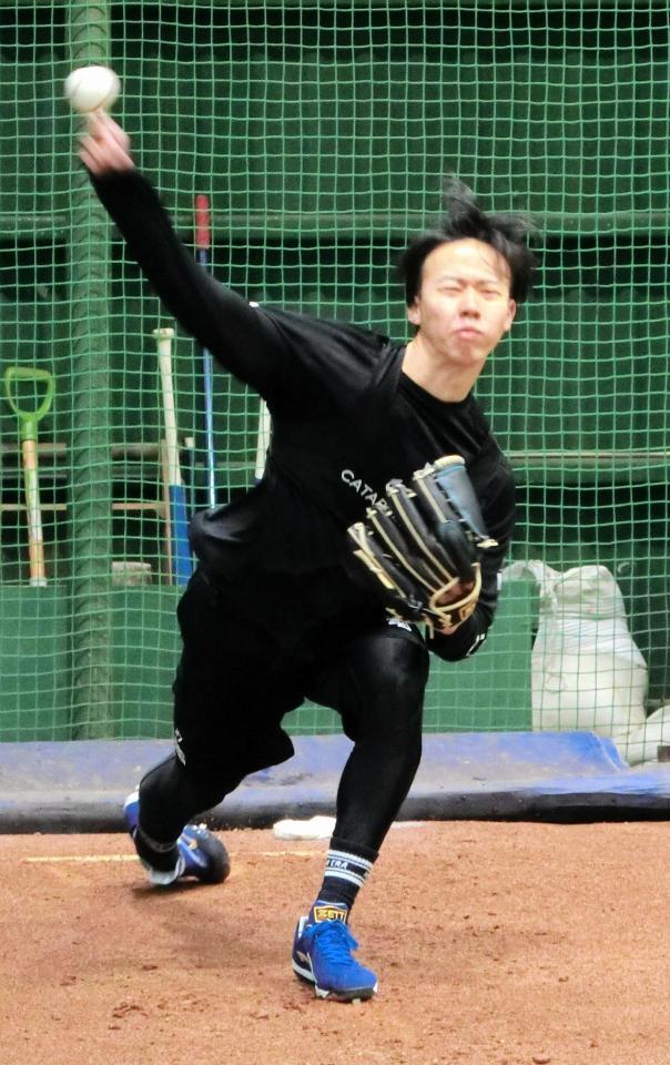 ブルペンで投球するドラフト１位・大川