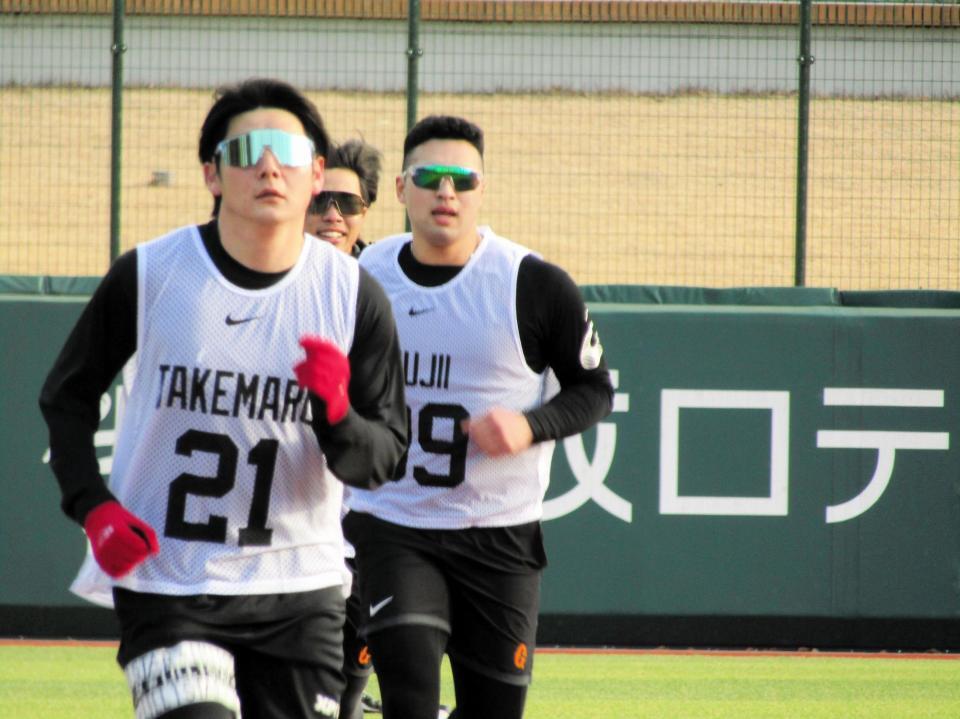 １５００メートル走で支配下で１位の数字をマークした竹丸（左）