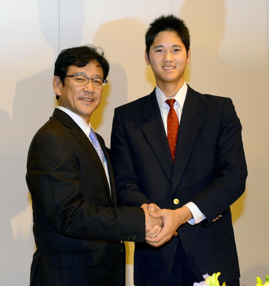 日本ハム入りを表明し、栗山英樹監督と笑顔で握手する花巻東・大谷翔平＝２０１２年