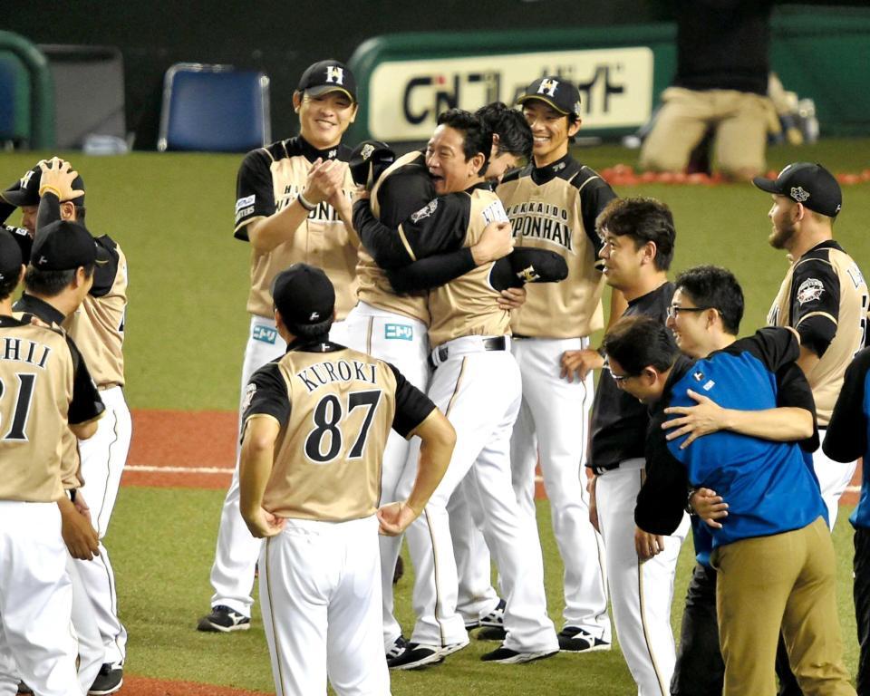 リーグ優勝を決め、大谷と抱き合う栗山監督＝２０１６年９月