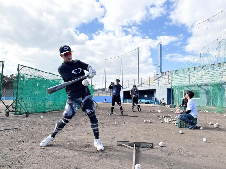 自主トレを公開した中村奨（球団提供）