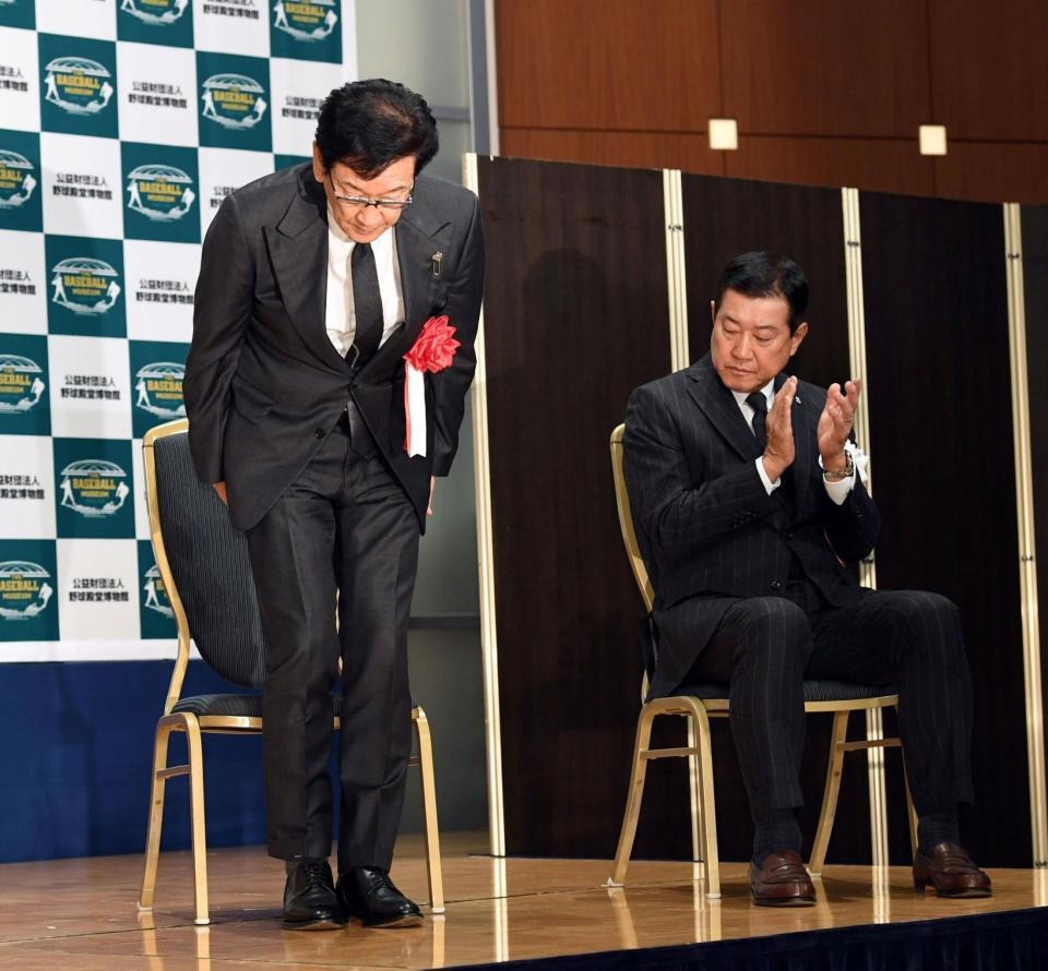 野球殿堂入りが決まった栗山英樹氏（左）に拍手を送る原辰徳氏（撮影・佐藤厚）