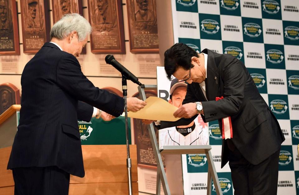 榊原定征野球殿堂博物館理事長（左）から野球殿堂入り通知書を授与される栗山英樹氏（撮影・佐藤厚）