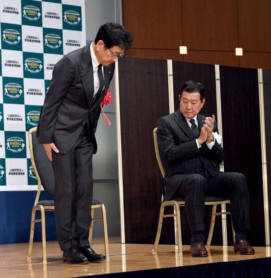野球殿堂入りが決まった栗山英樹氏（左）に拍手を送る原辰徳氏（撮影・佐藤厚）