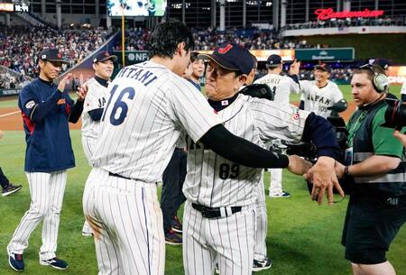 　ＷＢＣで優勝し、大谷（左）と抱き合う栗山監督＝２０２３年３月（ＡＰ＝共同）